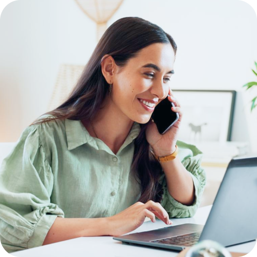 Consultora sorrindo ao celular